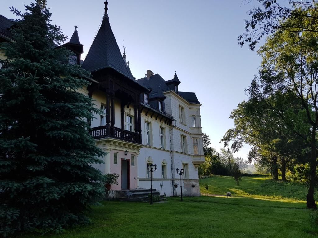 Фермерские дома Pałac Ławica Клодзко
